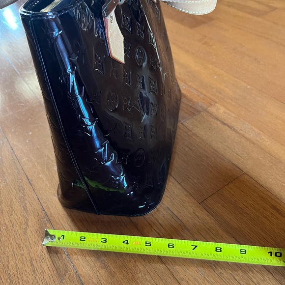 Louis Vuitton, Authentic & unique. Monogram Vermis Patent Leather Purse - Picture 12 of 16